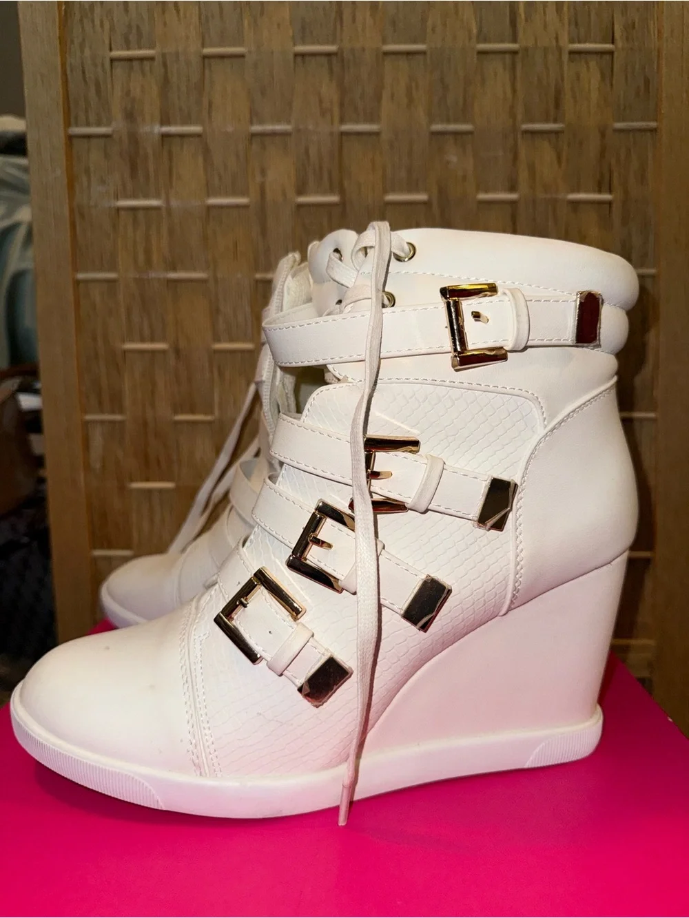 Shoe Dazzle white wedge